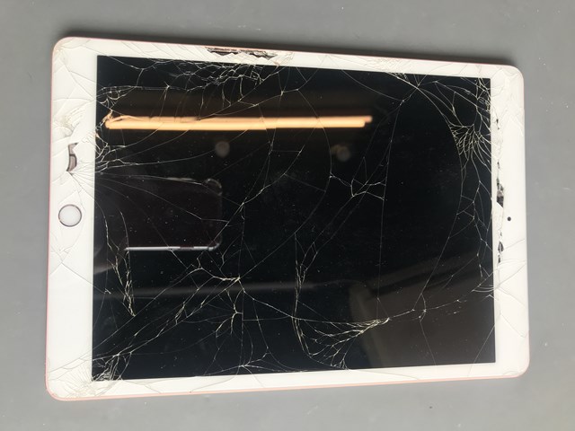 埼玉県川口市でiPadを修理するならなおるとつかえる！最短即日修理！安い！画面割れ ガラス割れ タッチ不良 タッチパネル交換 液晶交換 バッテリー交換 充電コネクタ修理 フレーム修正 水没 データ移行